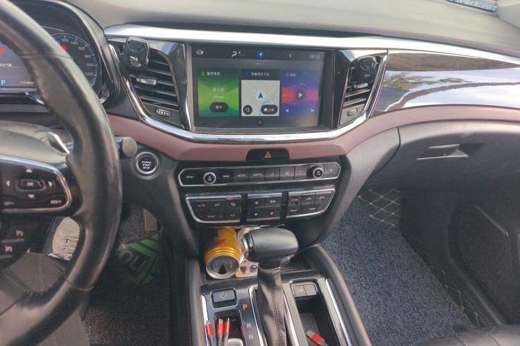 Used GAC Trumpchi GS8 2017 320T Two-Wheel Drive Luxury Smart Connectivity Version (7 Seats) Audio And AC Panel