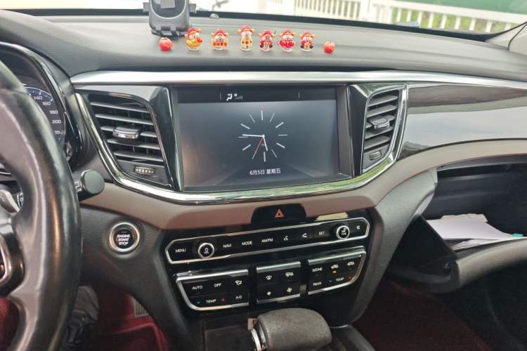 Used GAC Trumpchi GS8 2017 320T Two-Wheel Drive Luxury Smart Connectivity Version (7 Seats) Audio And AC Panel