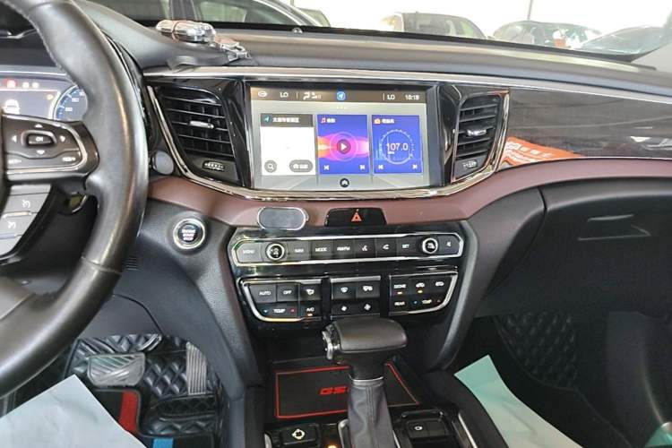 Used GAC Trumpchi GS8 2017 320T Two-Wheel Drive Luxury Smart Connectivity Version (7 Seats) Audio And AC Panel