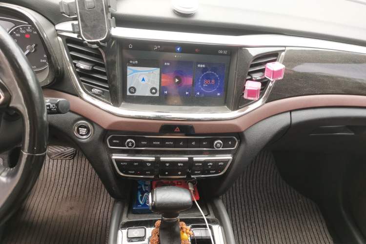 Used GAC Trumpchi GS8 2017 320T Two-Wheel Drive Luxury Smart Connectivity Version (7 Seats) Audio And AC Panel