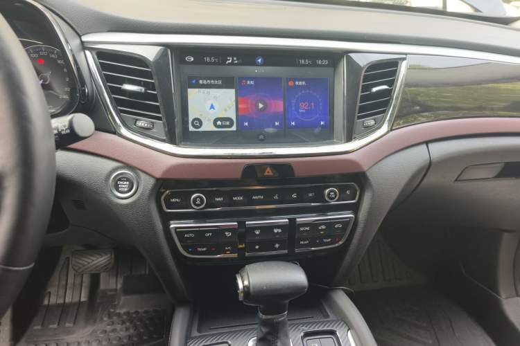 Used GAC Trumpchi GS8 2017 320T Two-Wheel Drive Luxury Smart Connectivity Version (7 Seats) Audio And AC Panel