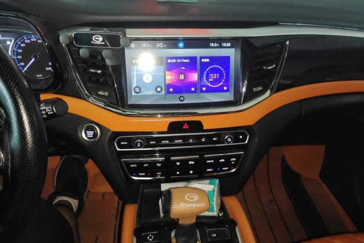 Used GAC Trumpchi GS8 2017 320T Two-Wheel Drive Luxury Smart Connectivity Version (7 Seats) Audio And AC Panel