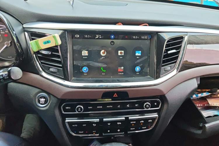 Used GAC Trumpchi GS8 2017 320T Two-Wheel Drive Luxury Smart Connectivity Version (7 Seats) Audio And AC Panel