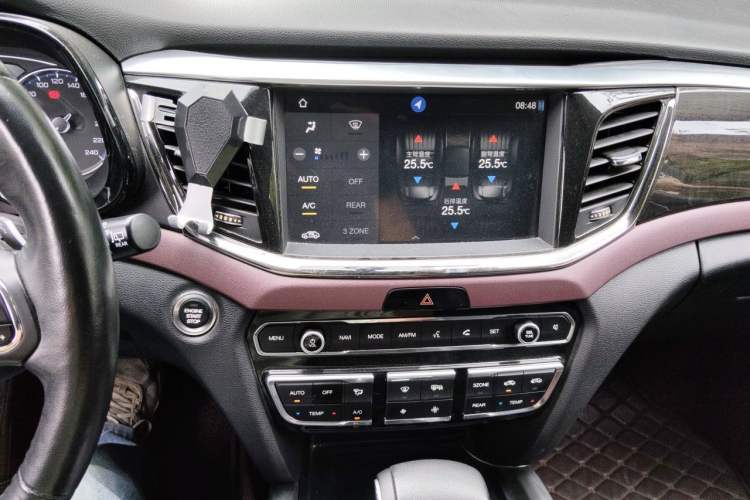 Used GAC Trumpchi GS8 2017 320T Two-Wheel Drive Luxury Smart Connectivity Version (7 Seats) Audio And AC Panel