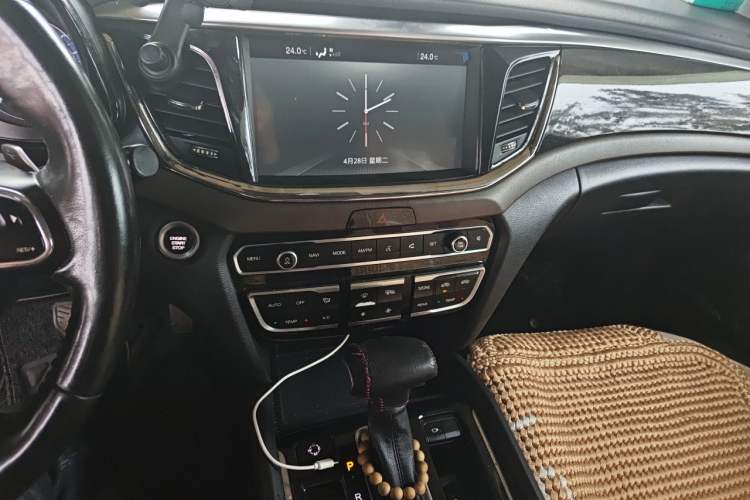 Used GAC Trumpchi GS8 2017 320T Two-Wheel Drive Luxury Smart Connectivity Version (7 Seats) Audio And AC Panel