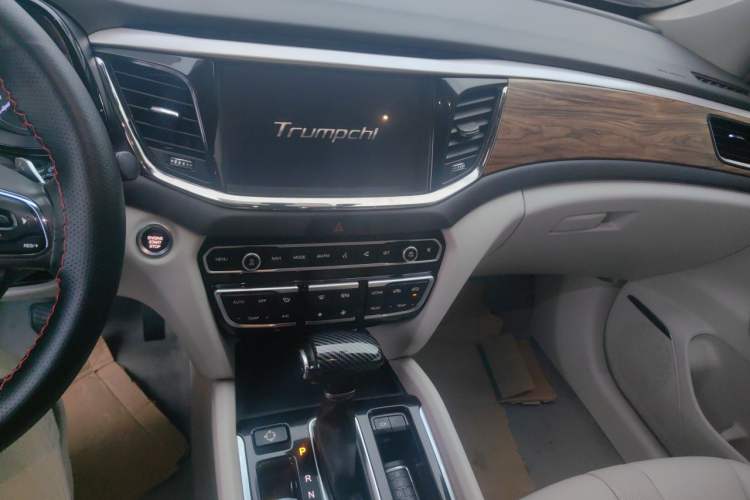 Used GAC Trumpchi GS8 2017 320T Two-Wheel Drive Luxury Smart Connectivity Version (7 Seats) Audio And AC Panel