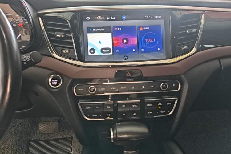 Used GAC Trumpchi GS8 2017 320T Two-Wheel Drive Luxury Smart Connectivity Version (7 Seats) Audio And AC Panel