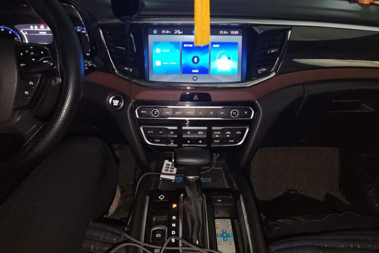 Used GAC Trumpchi GS8 2017 320T Two-Wheel Drive Luxury Smart Connectivity Version (7 Seats) Audio And AC Panel
