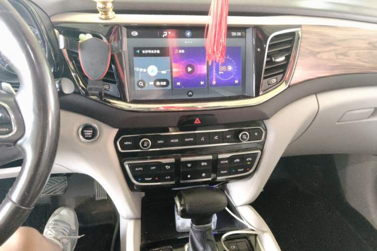 Used GAC Trumpchi GS8 2017 320T Two-Wheel Drive Luxury Smart Connectivity Version (7 Seats) Audio And AC Panel