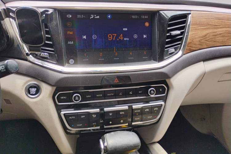 Used GAC Trumpchi GS8 2017 320T Two-Wheel Drive Luxury Smart Connectivity Version (7 Seats) Audio And AC Panel