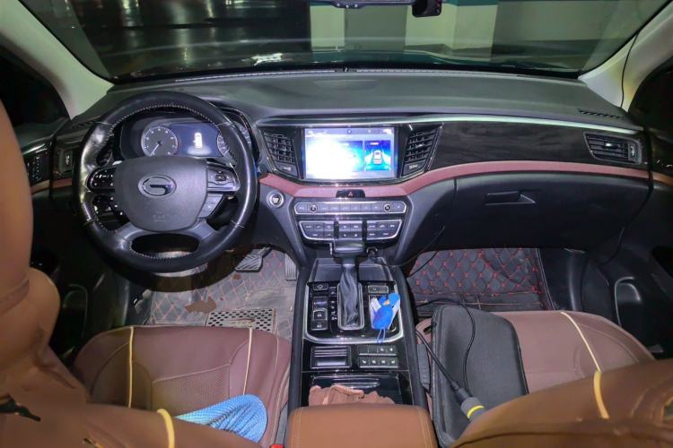 Used GAC Trumpchi GS8 2017 320T Two-Wheel Drive Luxury Smart Connectivity Version (7 Seats) Center Console