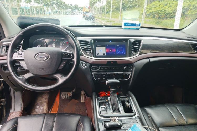 Used GAC Trumpchi GS8 2017 320T Two-Wheel Drive Luxury Smart Connectivity Version (7 Seats) Center Console
