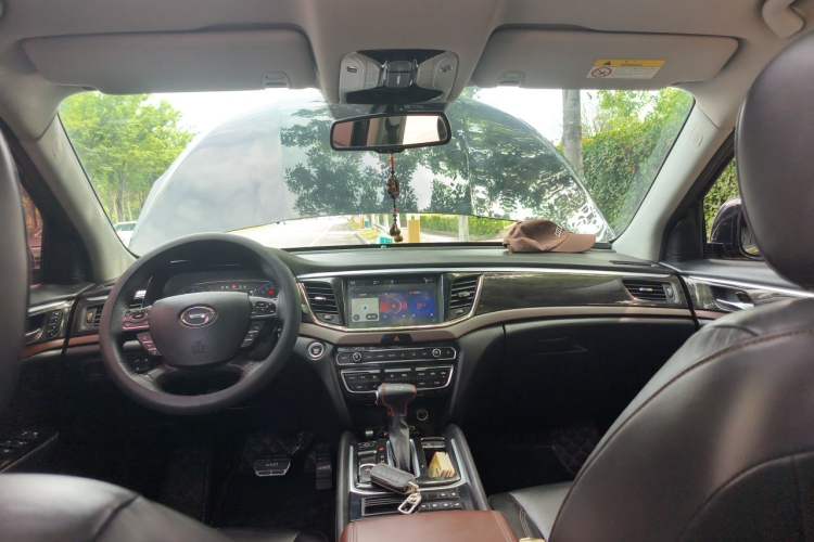Used GAC Trumpchi GS8 2017 320T Two-Wheel Drive Luxury Smart Connectivity Version (7 Seats) Center Console