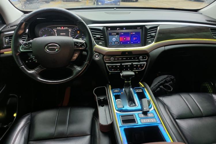 Used GAC Trumpchi GS8 2017 320T Two-Wheel Drive Luxury Smart Connectivity Version (7 Seats) Center Console