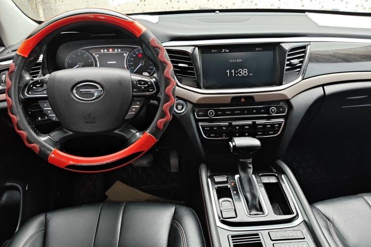 Used GAC Trumpchi GS8 2017 320T Two-Wheel Drive Luxury Smart Connectivity Version (7 Seats) Center Console