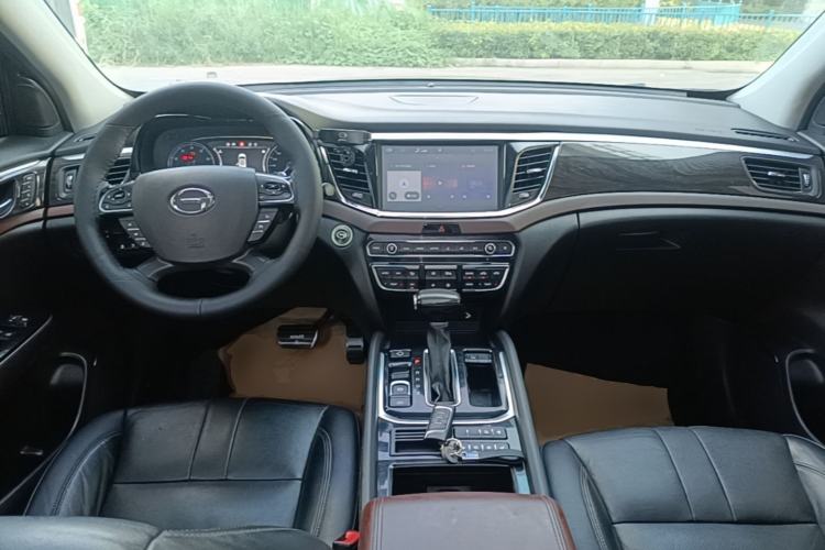 Used GAC Trumpchi GS8 2017 320T Two-Wheel Drive Luxury Smart Connectivity Version (7 Seats) Center Console