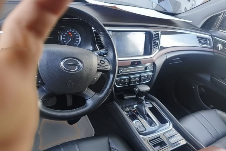 Used GAC Trumpchi GS8 2017 320T Two-Wheel Drive Luxury Smart Connectivity Version (7 Seats) Center Console