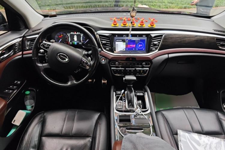 Used GAC Trumpchi GS8 2017 320T Two-Wheel Drive Luxury Smart Connectivity Version (7 Seats) Center Console