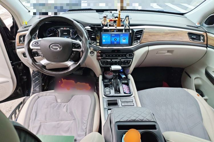 Used GAC Trumpchi GS8 2017 320T Two-Wheel Drive Luxury Smart Connectivity Version (7 Seats) Center Console