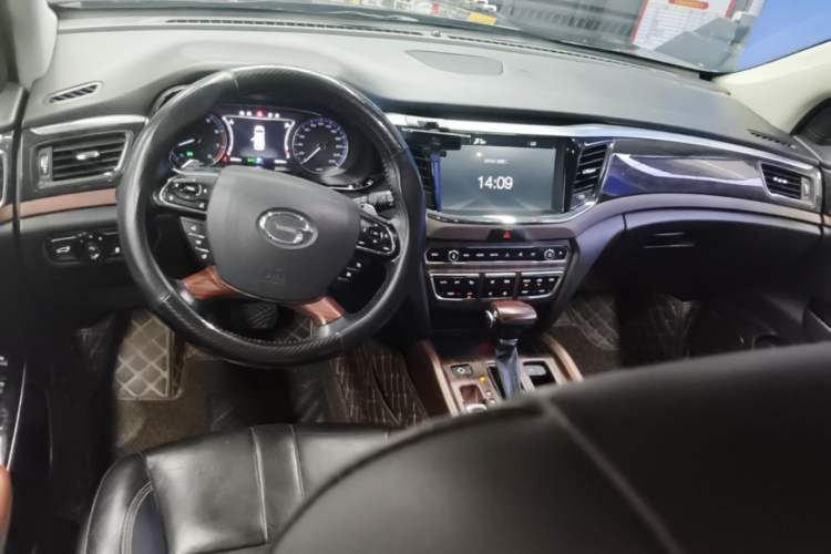 Used GAC Trumpchi GS8 2017 320T Two-Wheel Drive Luxury Smart Connectivity Version (7 Seats) Center Console