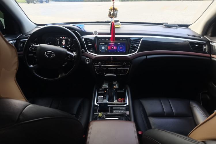 Used GAC Trumpchi GS8 2017 320T Two-Wheel Drive Luxury Smart Connectivity Version (7 Seats) Center Console