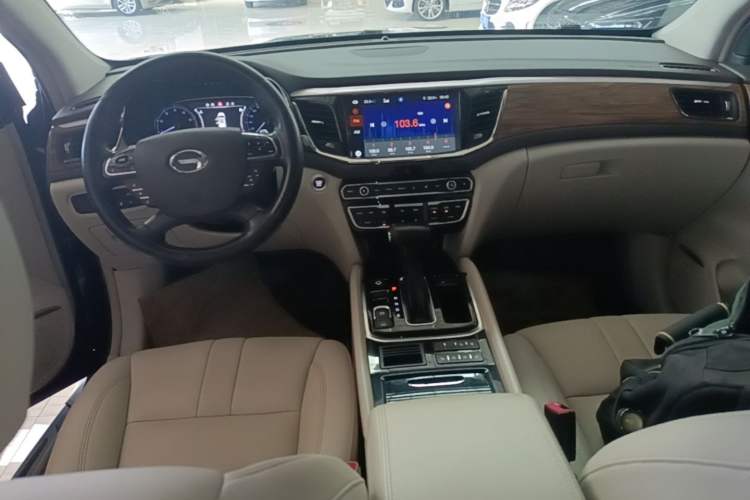 Used GAC Trumpchi GS8 2017 320T Two-Wheel Drive Luxury Smart Connectivity Version (7 Seats) Center Console