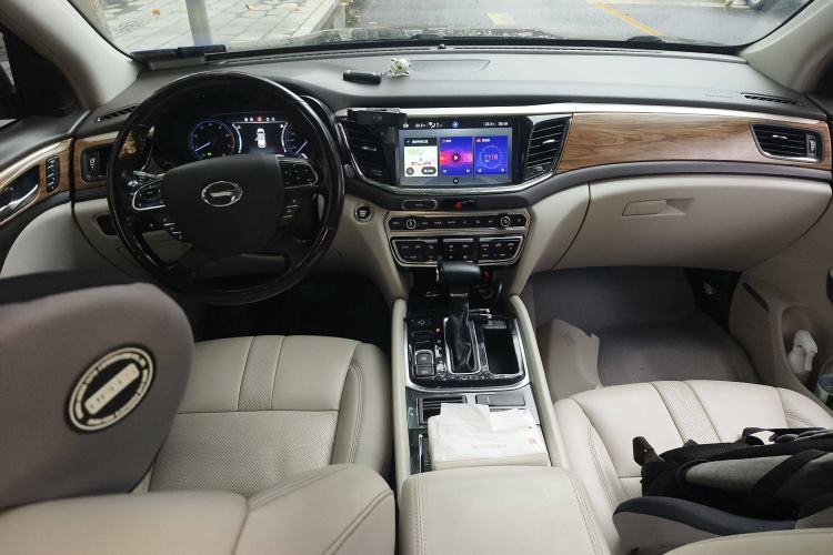 Used GAC Trumpchi GS8 2017 320T Two-Wheel Drive Luxury Smart Connectivity Version (7 Seats) Center Console