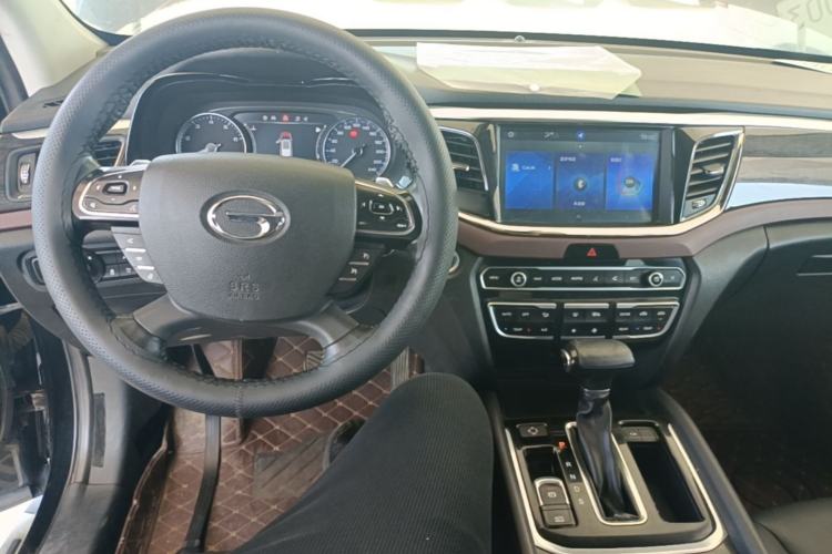 Used GAC Trumpchi GS8 2017 320T Two-Wheel Drive Luxury Smart Connectivity Version (7 Seats) Center Console