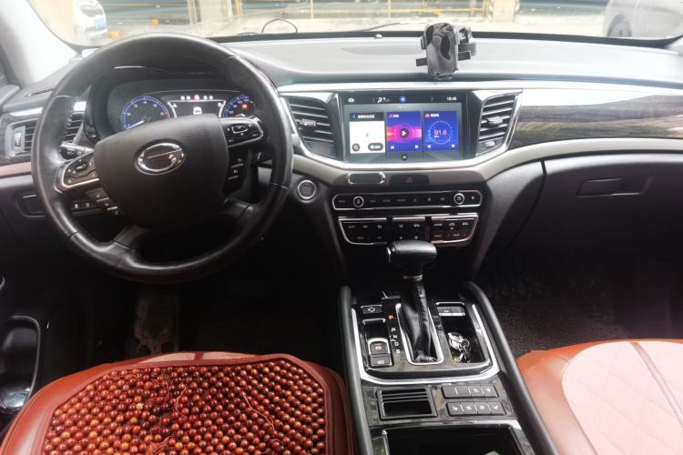 Used GAC Trumpchi GS8 2017 320T Two-Wheel Drive Luxury Smart Connectivity Version (7 Seats) Center Console