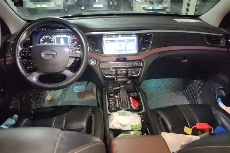 Used GAC Trumpchi GS8 2017 320T Two-Wheel Drive Luxury Smart Connectivity Version (7 Seats) Center Console