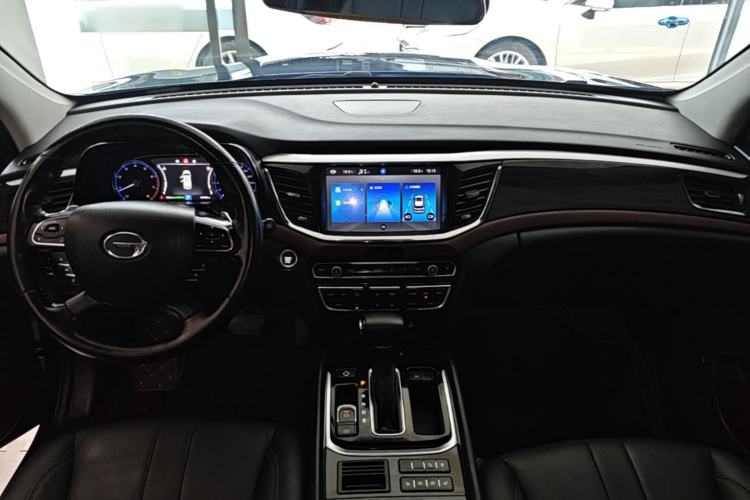 Used GAC Trumpchi GS8 2017 320T Two-Wheel Drive Luxury Smart Connectivity Version (7 Seats) Center Console