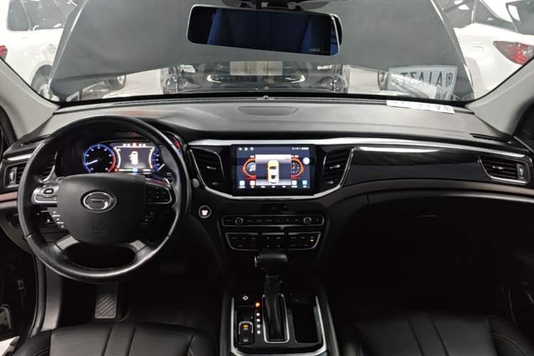 Used GAC Trumpchi GS8 2017 320T Two-Wheel Drive Luxury Smart Connectivity Version (7 Seats) Center Console