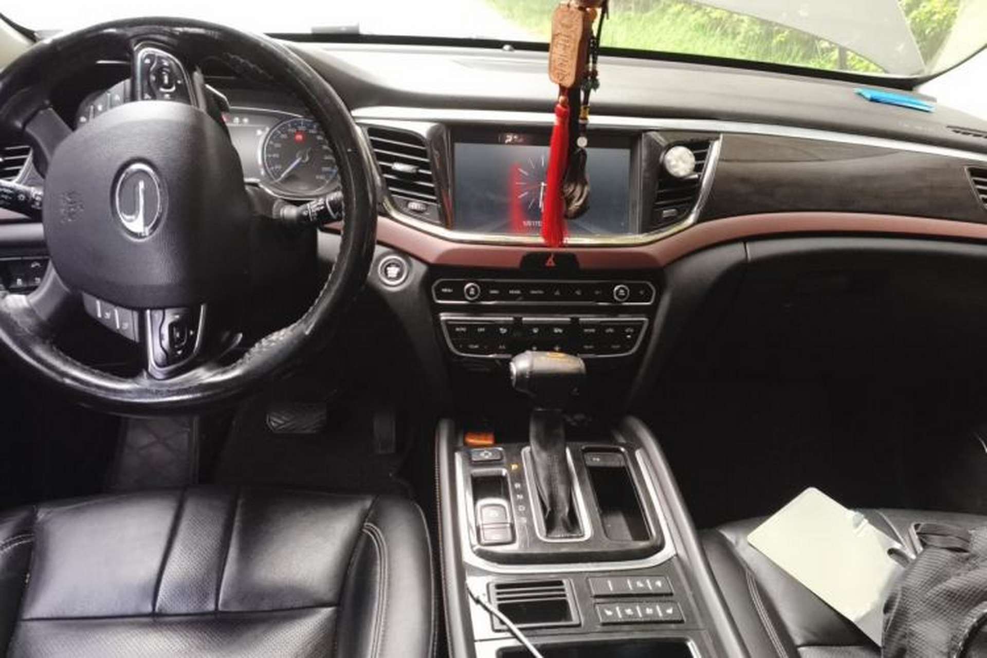Used GAC Trumpchi GS8 2017 320T Two-Wheel Drive Luxury Smart Connectivity Version (7 Seats) Center Console