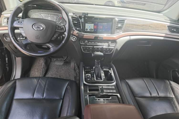 Used GAC Trumpchi GS8 2017 320T Two-Wheel Drive Luxury Smart Connectivity Version (7 Seats) Center Console