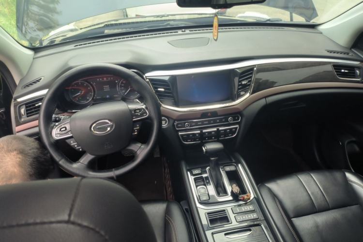 Used GAC Trumpchi GS8 2017 320T Two-Wheel Drive Luxury Smart Connectivity Version (7 Seats) Center Console