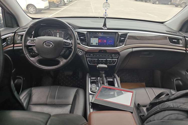 Used GAC Trumpchi GS8 2017 320T Two-Wheel Drive Luxury Smart Connectivity Version (7 Seats) Center Console