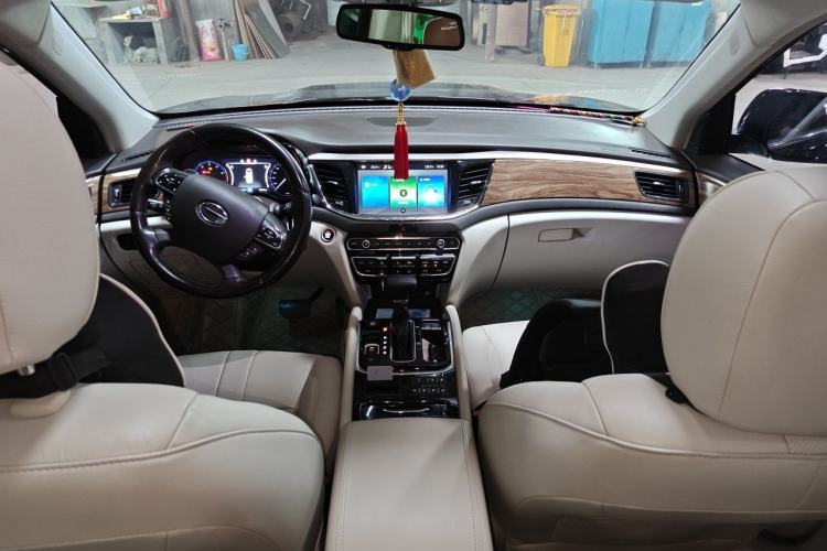 Used GAC Trumpchi GS8 2017 320T Two-Wheel Drive Luxury Smart Connectivity Version (7 Seats) Center Console