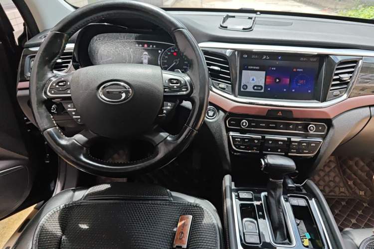 Used GAC Trumpchi GS8 2017 320T Two-Wheel Drive Luxury Smart Connectivity Version (7 Seats) Center Console