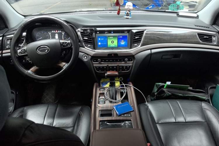 Used GAC Trumpchi GS8 2017 320T Two-Wheel Drive Luxury Smart Connectivity Version (7 Seats) Center Console