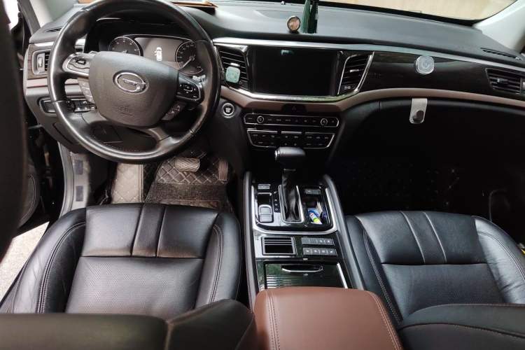 Used GAC Trumpchi GS8 2017 320T Two-Wheel Drive Luxury Smart Connectivity Version (7 Seats) Center Console