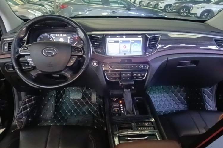 Used GAC Trumpchi GS8 2017 320T Two-Wheel Drive Luxury Smart Connectivity Version (7 Seats) Center Console