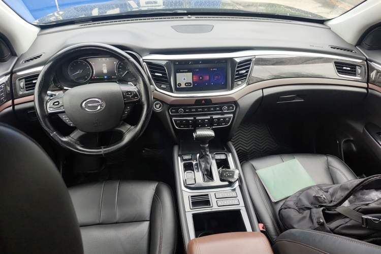 Used GAC Trumpchi GS8 2017 320T Two-Wheel Drive Luxury Smart Connectivity Version (7 Seats) Center Console