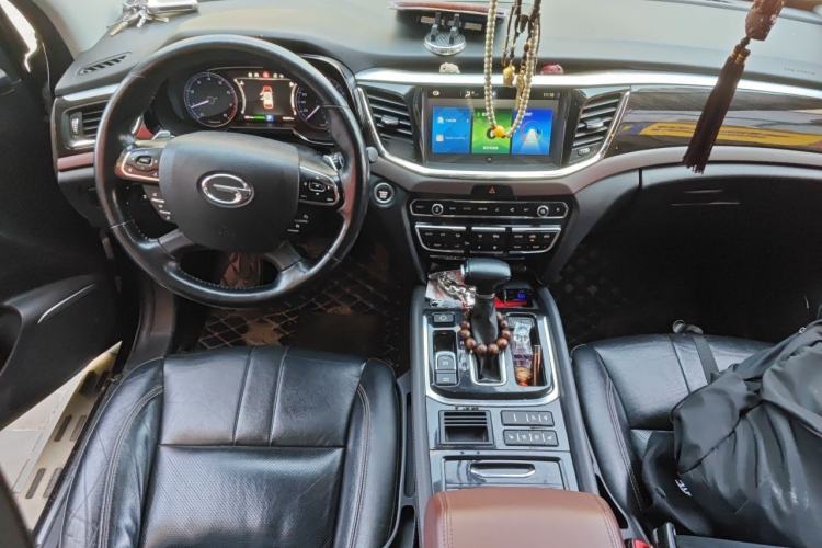 Used GAC Trumpchi GS8 2017 320T Two-Wheel Drive Luxury Smart Connectivity Version (7 Seats) Center Console