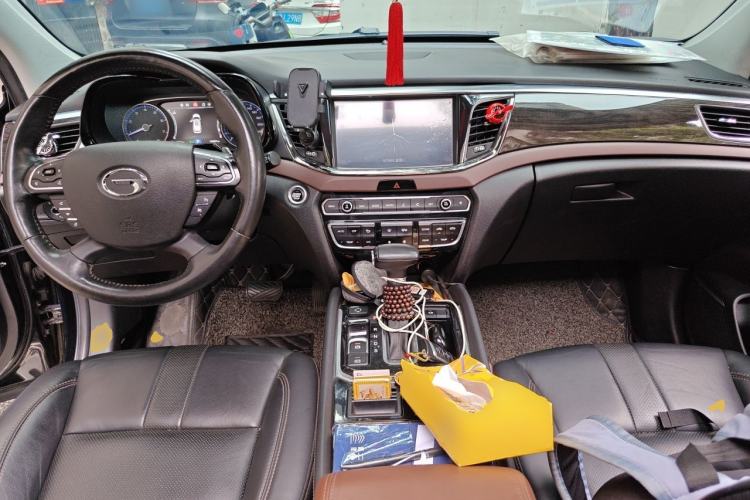 Used GAC Trumpchi GS8 2017 320T Two-Wheel Drive Luxury Smart Connectivity Version (7 Seats) Center Console