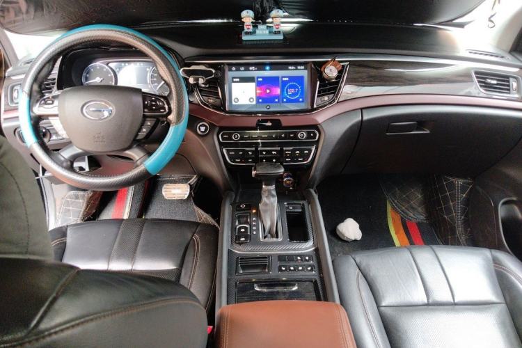 Used GAC Trumpchi GS8 2017 320T Two-Wheel Drive Luxury Smart Connectivity Version (7 Seats) Center Console