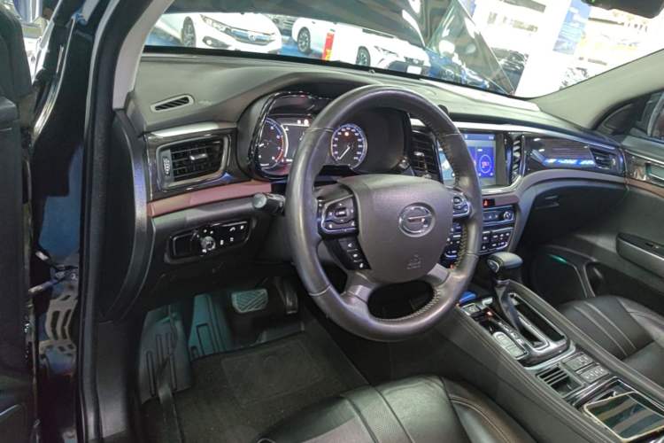 Used GAC Trumpchi GS8 2017 320T Two-Wheel Drive Luxury Smart Connectivity Version (7 Seats) Center Console