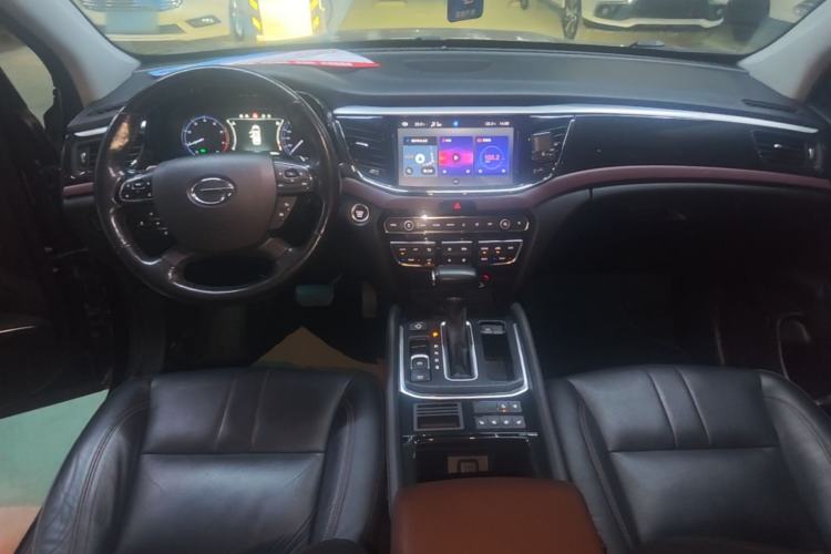 Used GAC Trumpchi GS8 2017 320T Two-Wheel Drive Luxury Smart Connectivity Version (7 Seats) Center Console