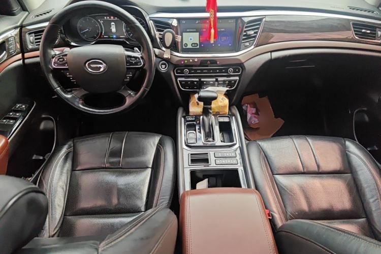 Used GAC Trumpchi GS8 2017 320T Two-Wheel Drive Luxury Smart Connectivity Version (7 Seats) Center Console