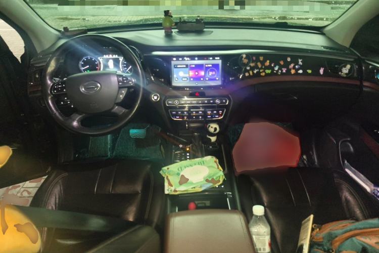 Used GAC Trumpchi GS8 2017 320T Two-Wheel Drive Luxury Smart Connectivity Version (7 Seats) Center Console