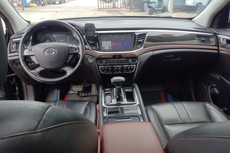 Used GAC Trumpchi GS8 2017 320T Two-Wheel Drive Luxury Smart Connectivity Version (7 Seats) Center Console